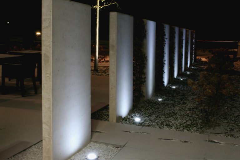 Ein Ensemble aus Betonstelen wird mit Bodeneinbaustrahlern in Szene gesetzt