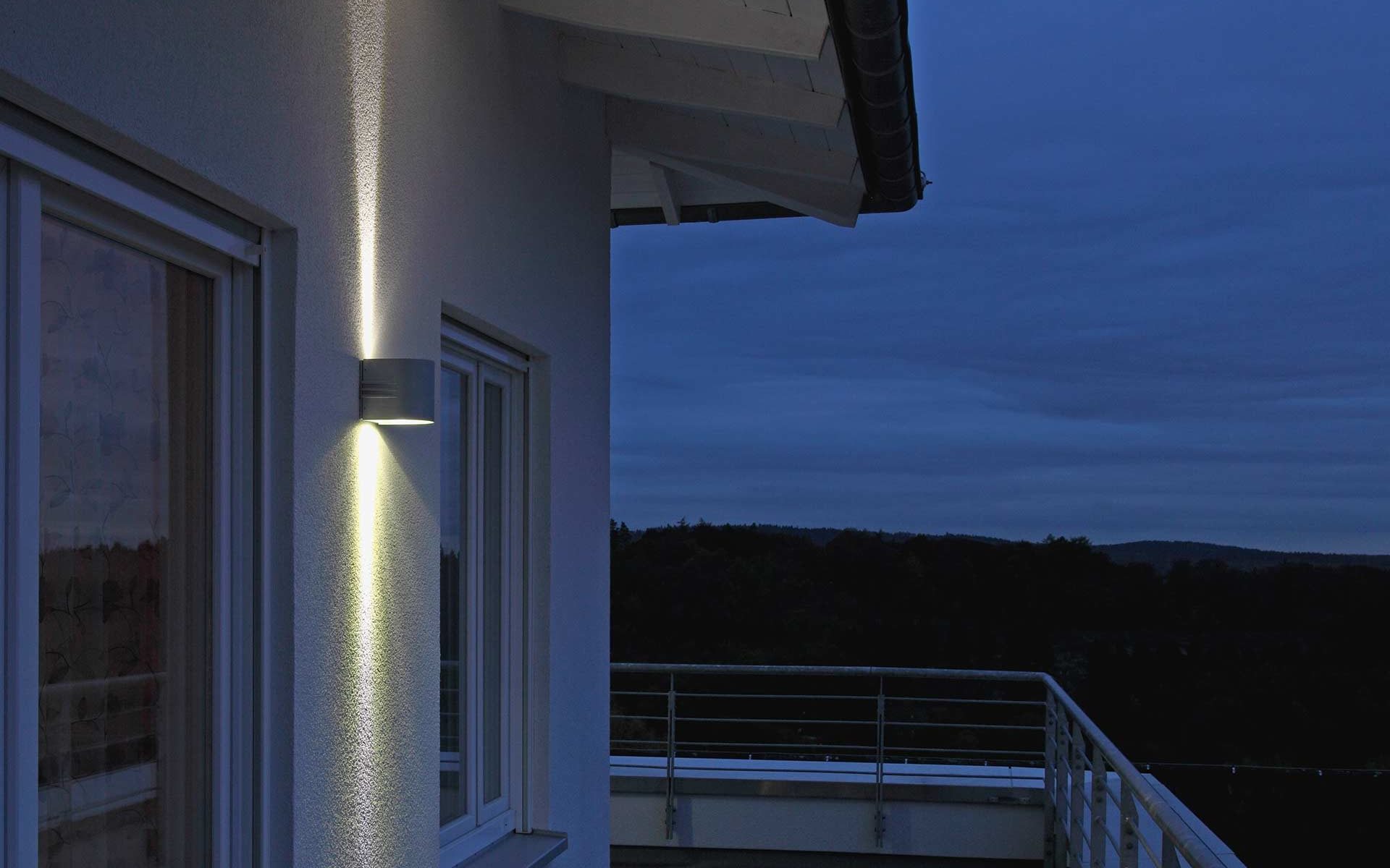 Eine Wandleuchte mit beidseitigem Lichtaustritt setzt einen Balkon stilvoll in Szene.