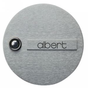 Eine Edelstahl-Klingelplatte, die mit dem Namen Albert beschriftet ist